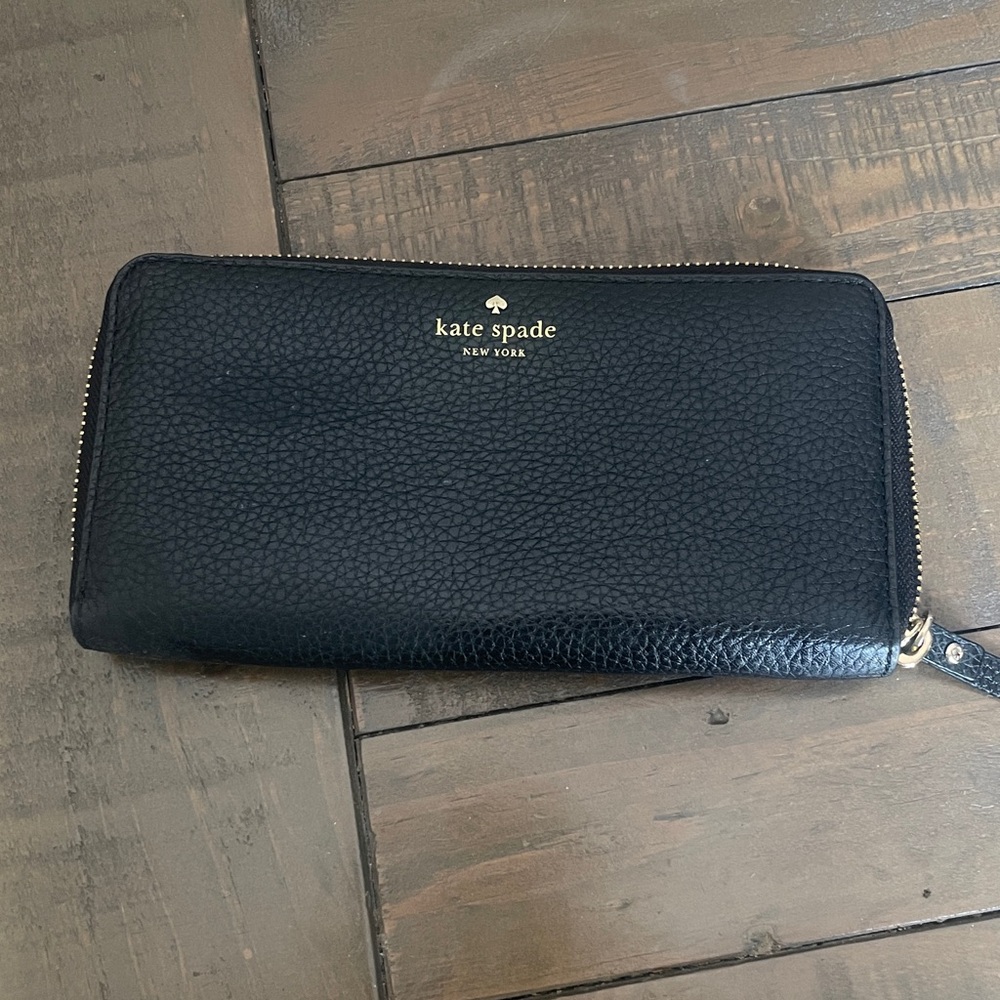 Kate Spade New York black leather wallet excellent preowned condition